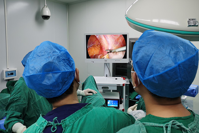 [Laparoscopy in Hepatobiliary Surgery] Liver traction method