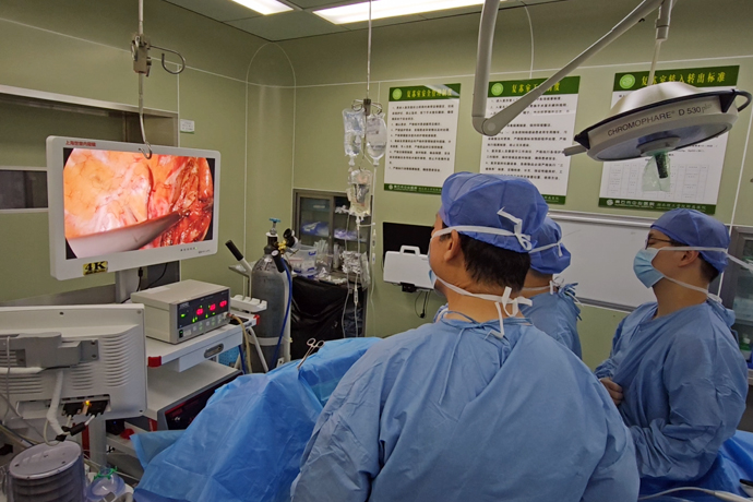 [Thoracoscopic surgery of thoracic surgery] 4K ultra-high definition thoracoscopy for esophageal cancer radical resection